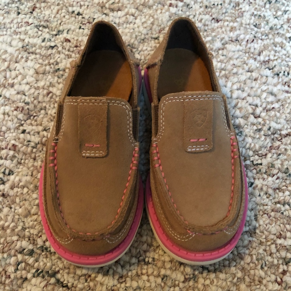 Girl’s size 9 Ariats
